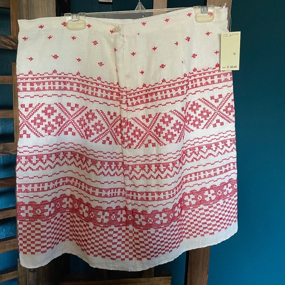 Max Studio skirt white/red embroidered print, US 12, NWT, mint. - Picture 2 of 5